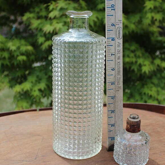 Vintage Diamond Point Glass Decanter โ Clear Pressed Glass with Stopper โ 11.75" - Picture 5 of 10